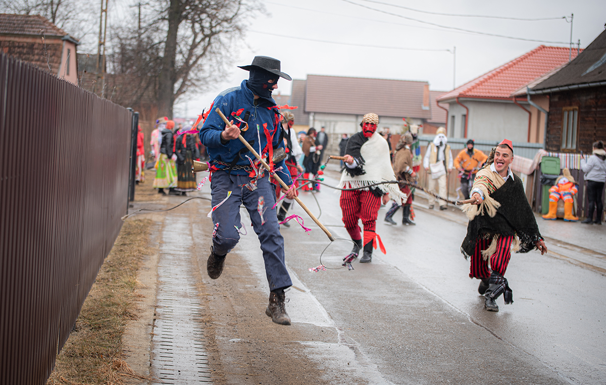 Jókedvvel, mulatással dugták el a Marost 